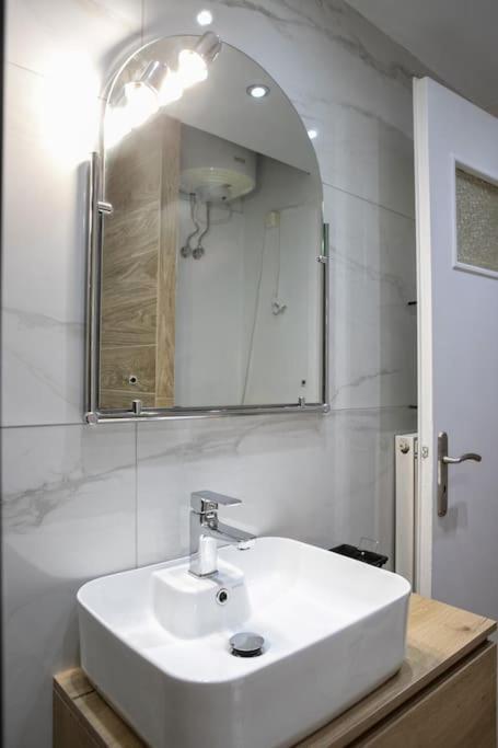Stylish And Comfortable Apartment Atene Esterno foto